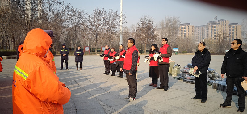 臘八節(jié)慰問環(huán)衛(wèi)工人恒升紙制品送溫情活動(dòng)