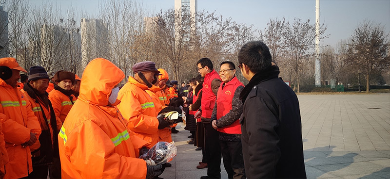 臘八節(jié)慰問環(huán)衛(wèi)工人恒升紙制品送溫情活動(dòng)